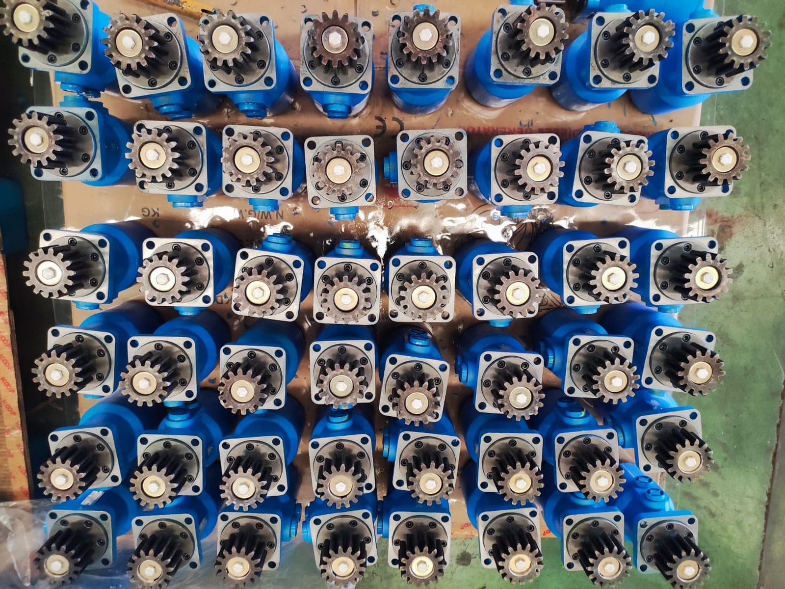 Hydraulic swing motors stocked in the HERESTRONG warehouse